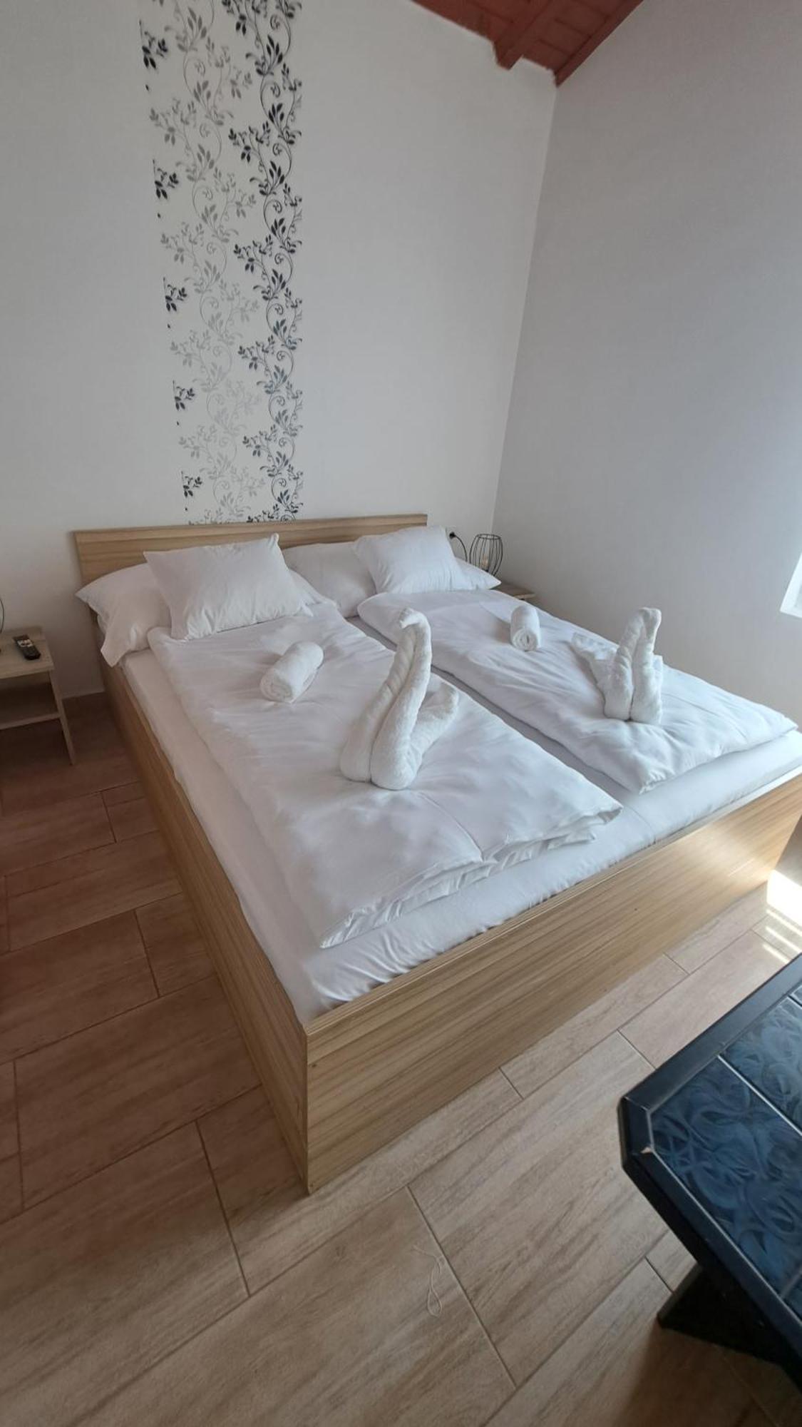 Marabella Apartmanok Hajdúszoboszló Exteriör bild